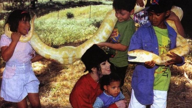 jackson-at-neverland-with-kids-snake11-640x360