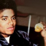 MJ-eating-a-pear-michael-jackson-31943973-435-254