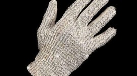 Michael Jackson’s glove breaks auction chart