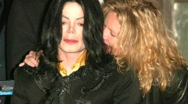 Faye says she tried to stop dazed MJ from taking stage.