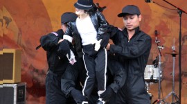 Traditional Thai Puppetry Meets Michael Jackson! Cool!