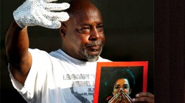 Fans Stand By Jacksons After Verdict