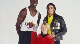 MJ, Culkin & Jordan Pose In Most ’90s Photo Ever Taken