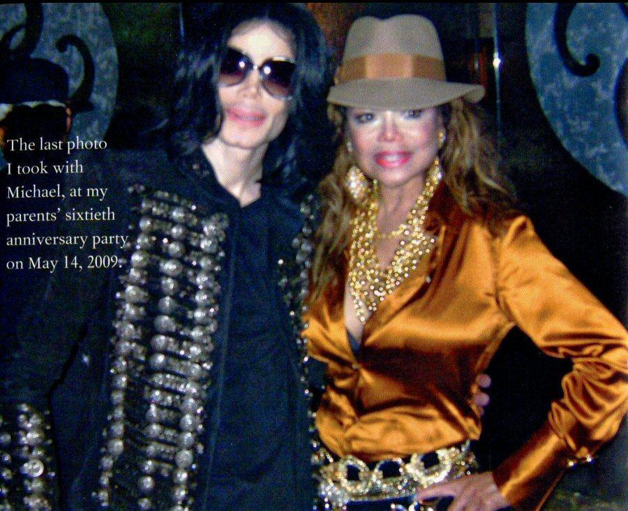 michael-jackson-with-his-sister-latoya-jackson-michael-jackson-30834501-900-732