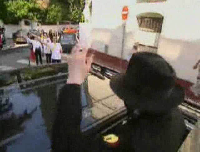 http://img.photobucket.com/albums/v219/TSColdMan/MJ_Home_Videos_18.jpg