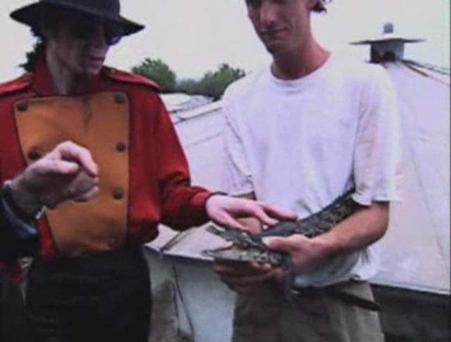 http://img.photobucket.com/albums/v219/TSColdMan/MJ_Home_Videos_19.jpg
