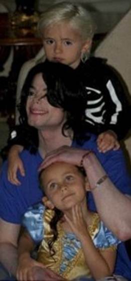 http://mjmessage.files.wordpress.com/2010/12/mj-and-kids.jpg?w=140
