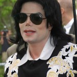 2003-michael-jackson-greets-fans-1040nm-102309